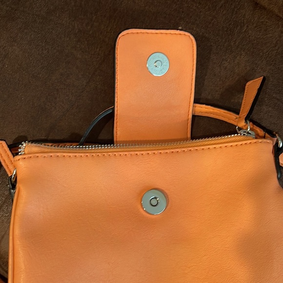 Guess cross-body purse - new without tags - Picture 2 of 8